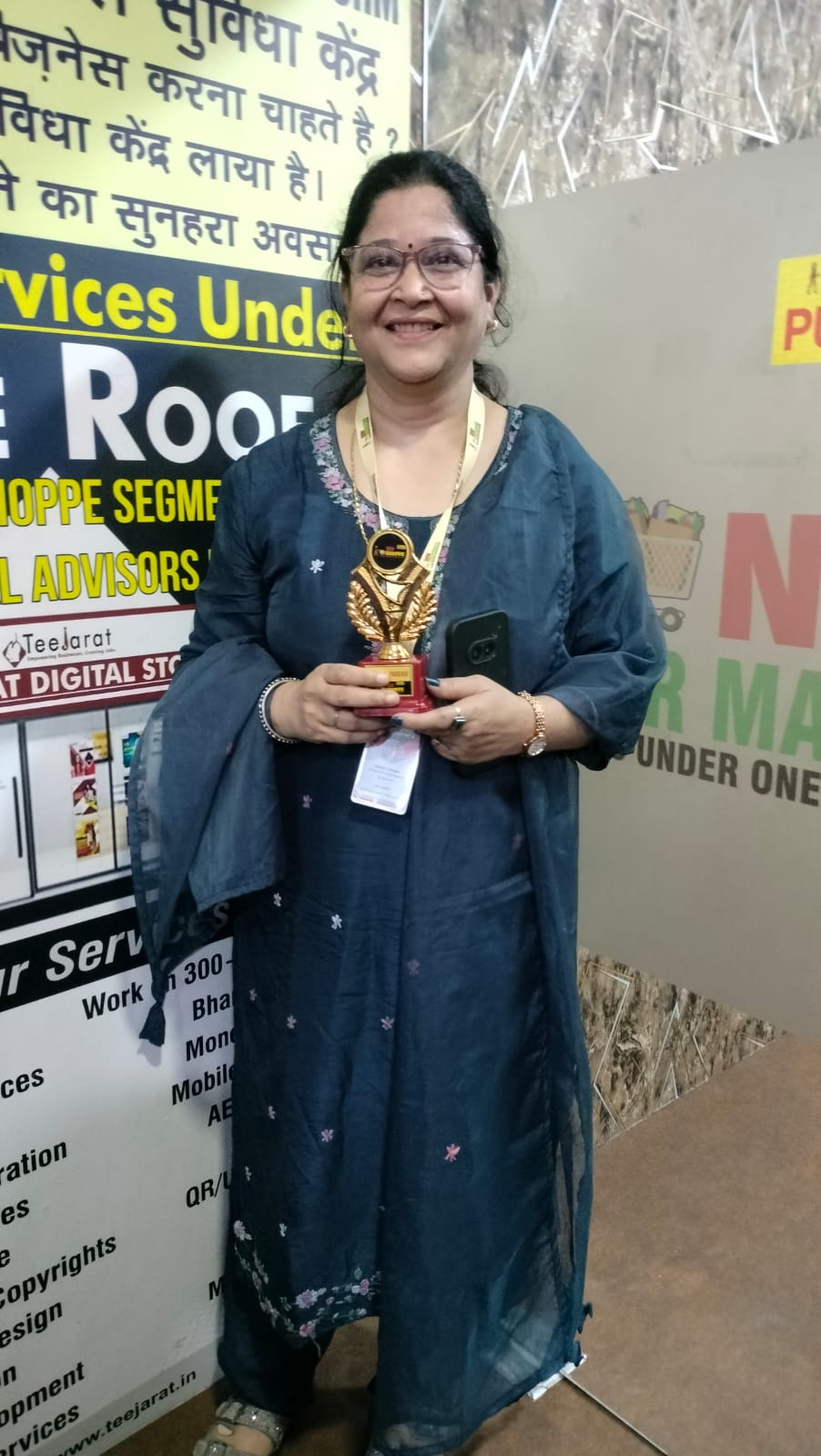 Mrs. Seema Parekh receiving an award